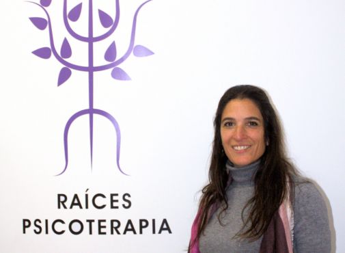 Fotografía de Selena Fayad junto al logo de Raíces Psicoterapia