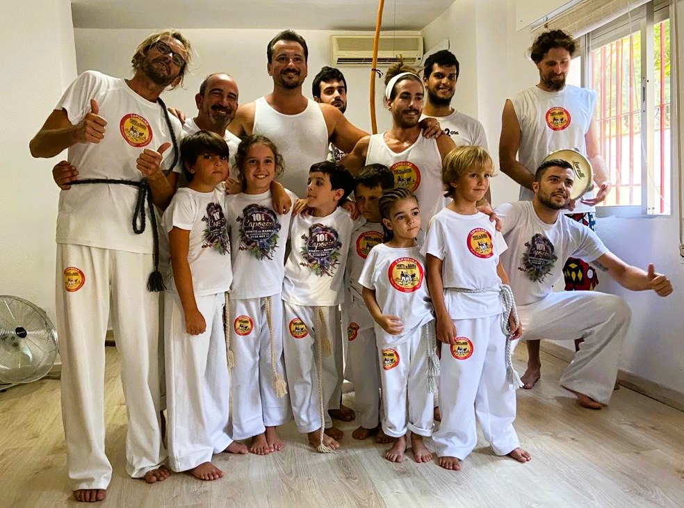 Fotografía grupal del equipo de Capoeira en la sala de Raíces Psicología
