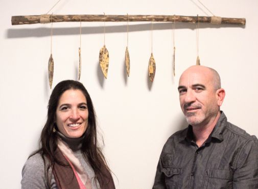 Fotografía de Fares y Selena Fayad, dueños de Raíces Psicoterapia, sonriendo a la cámara