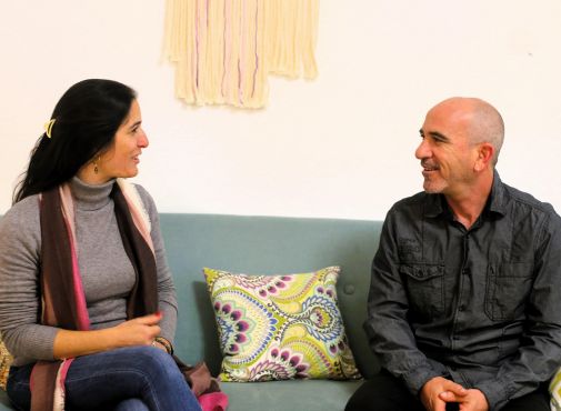 Fotografía de Fares y Selena Fayad, dueños de Raíces Psicoterapia, mirándose el uno al otro felices