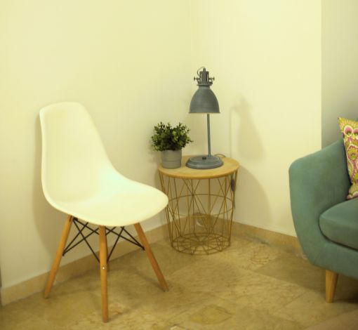 Fotografía de la sala de terapia de Raíces Psicología