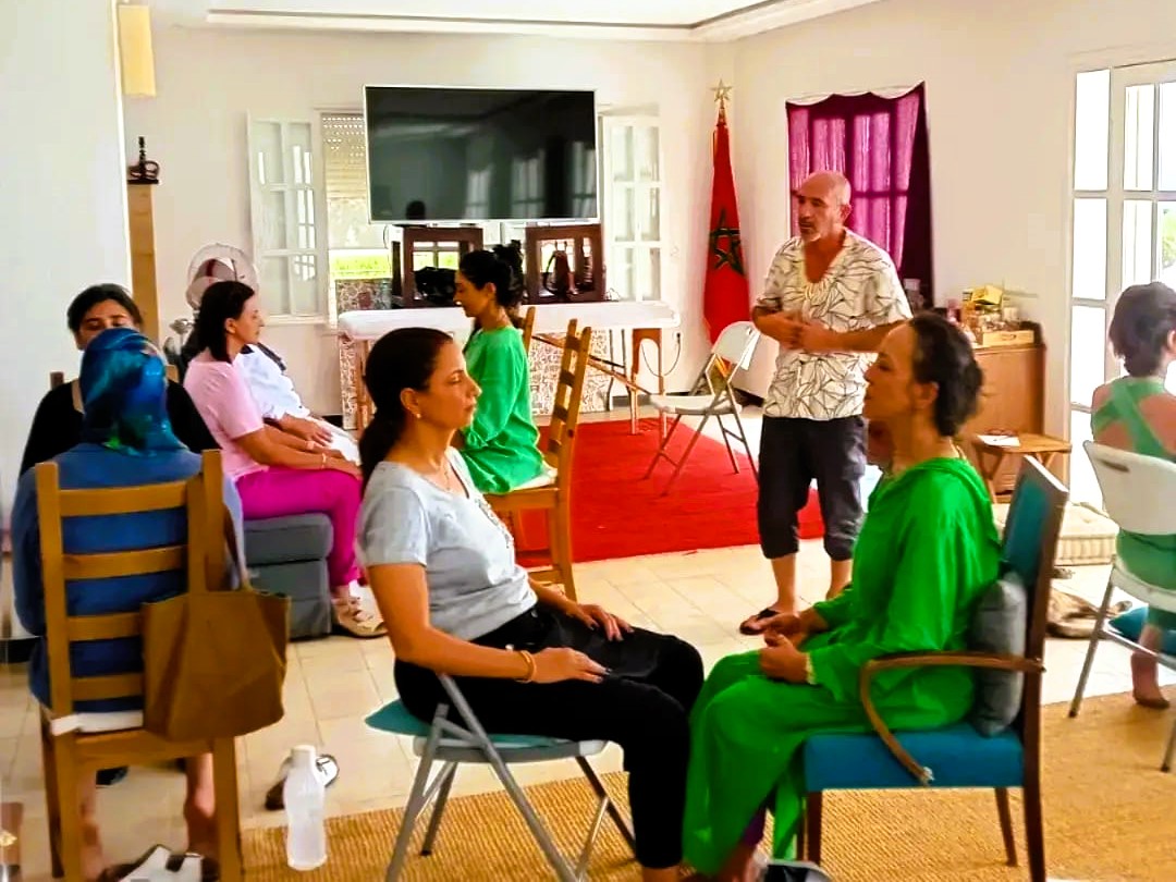 Personas haciendo meditación en la sala de Raíces Psicología