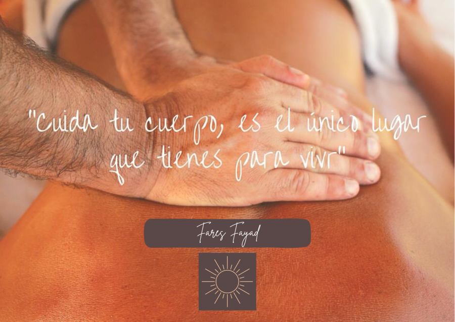 Fotografía de una persona realizando un masaje y tiene escrito: "Cuida tu cuerpo, es el único lugar que tienes para vivir" de Fares Fayad